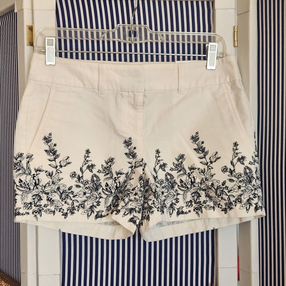NWT Loft 100% Cotton Ivory/Black Floral 4" Short